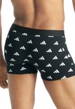 Zijkant van een man met een zwarte Adidas boxershort met witte logo's.