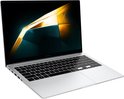 Zilverkleurige Samsung laptop in een schuine hoek, met open scherm waarop een abstracte gouden afbeelding staat.