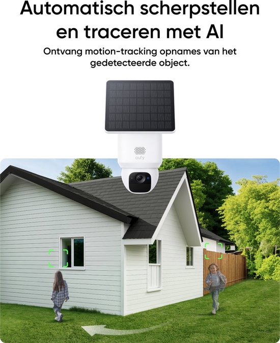 Witte beveiligingscamera met zonnepaneel boven een huis, die twee rennende kinderen detecteert.
