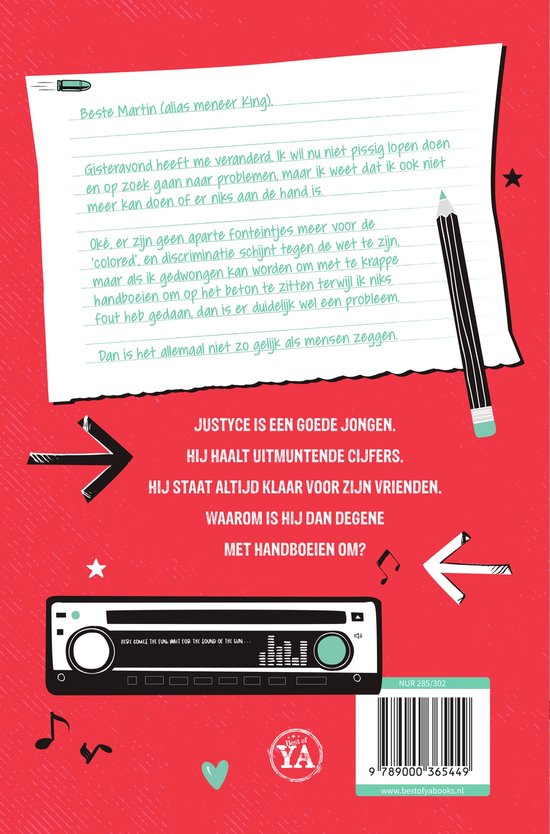 Achterkant boek met handgeschreven tekst, een radio en tekst 'The Hate U Give'.