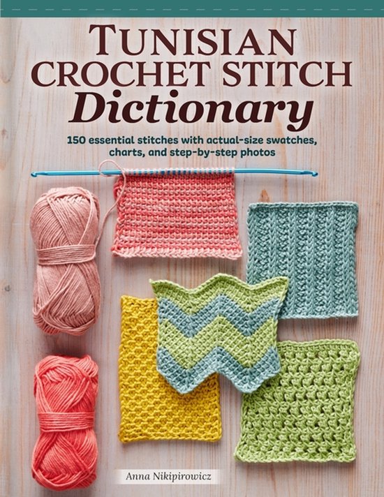 Boekomslag van 'Tunisian Crochet Stitch Dictionary' met garen en gebreide stalen in verschillende kleuren en texturen.