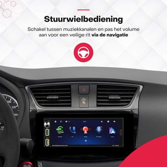 6,9 inch autoradio geïnstalleerd in een auto dashboard, met bedieningselementen op het stuur.