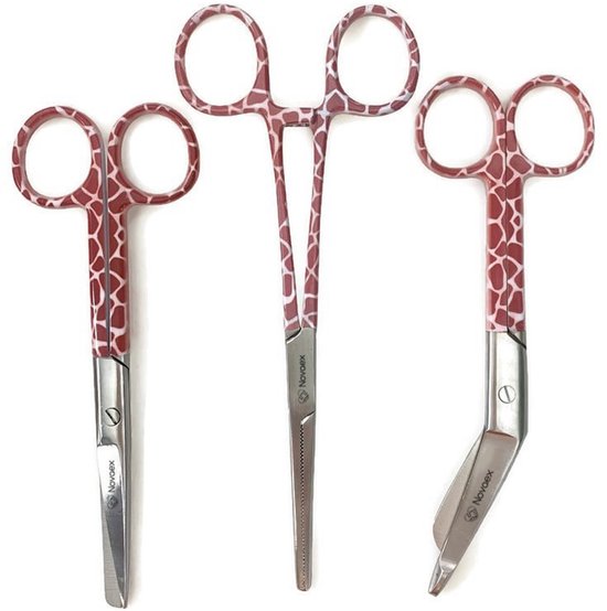 Drie chirurgische instrumenten met giraffe-patroon: een schaar, een kocher en een schaar met stompe punt.