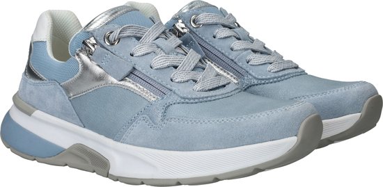 Paar lichtblauwe sneakers met zilveren accenten, ritssluiting en veters.