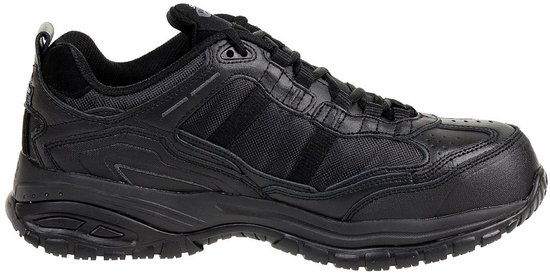 Zwarte Skechers werkschoen, zijaanzicht, met veters en verstevigde neus.