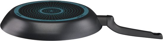 Zwarte koekenpan met cirkelvormig blauw antislipmotief op de onderkant.