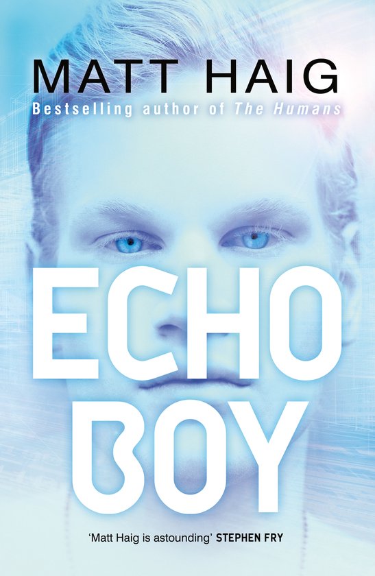 Boekomslag met close-up van een bleke jongeman met blauwe ogen en de titel 'Echo Boy'.