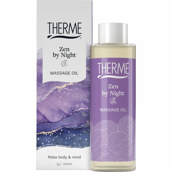 Therme Zen by Night massageolie verpakking en flesje naast elkaar. Paarse decoratie met goudkleurige accenten.