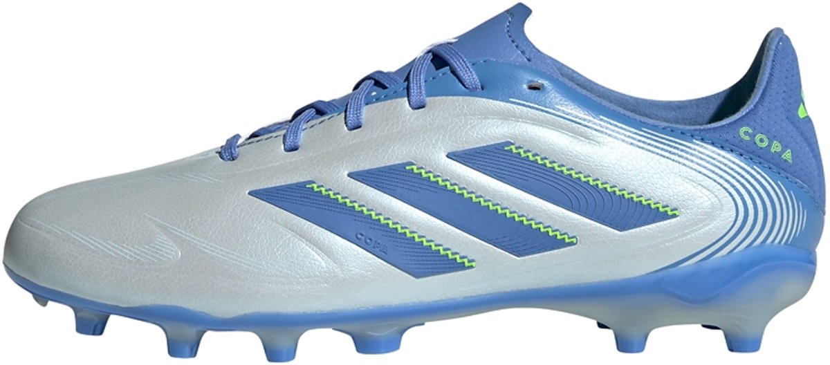 Blauwe adidas Copa Pure 3 League voetbalschoenen voor kinderen met synthetisch bovenwerk en opvallende groene details.