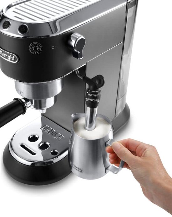 Gedetailleerde weergave van een grijze De'Longhi pistonmachine met verstelbare melkopschuimer.