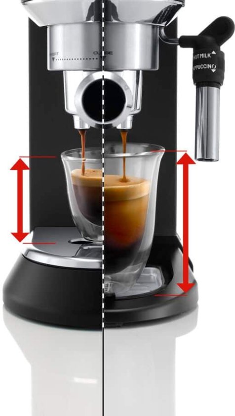 Gedetailleerde weergave van een zwarte De'Longhi pistonmachine die espresso in een dubbelwandig glas zet.