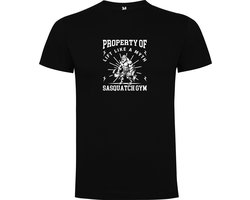 Zwart T-Shirt met Kleurrijke print “ Property of Lift like a Myth Sasquatch Gym - Bodybuilden – Powerliften anls een Mythe “ Print Full Color Maat 2XL