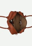 Open bruine leren laptoptas met vakken voor laptop, telefoon en een appel.