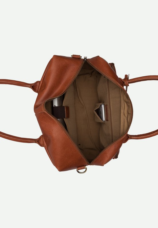 Open bruine leren laptoptas met vakken voor laptop, telefoon en een appel.