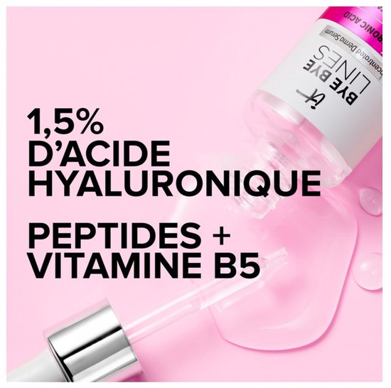 Doorzichtige serum druppelt uit een pipet op een roze achtergrond. Bevat 1,5% hyaluronzuur, peptiden en vitamine B5.
