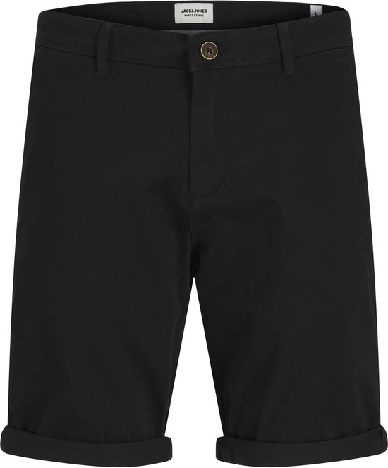 Vooraanzicht van een zwarte chino short met opgerolde pijpen en een bruine knoop.