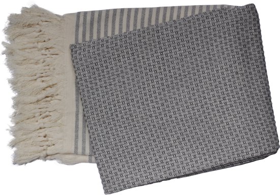 Fouta grise à motif losange sur fond rayé avec franges, photographiée sur fond blanc.