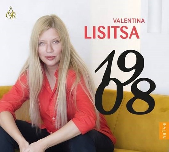Valentina Lisitsa in een rode blouse, zittend op een gele bank. De tekst 'VALENTINA LISITSA 1908' staat op de afbeelding.
