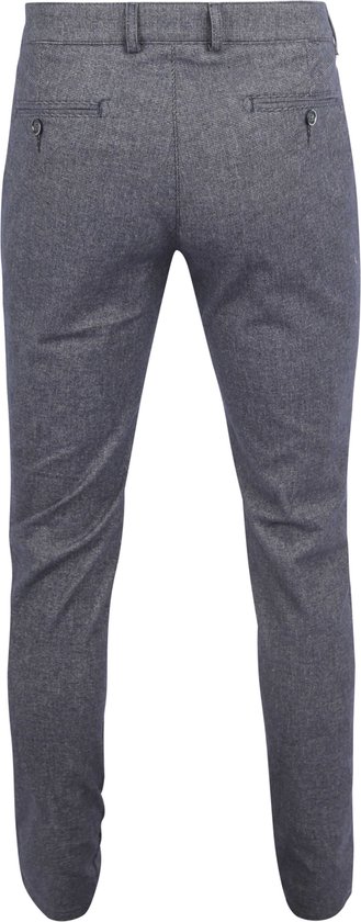 Achterkant van de donkerblauwe chino broek, met twee paspelzakken met knoop en gedetailleerde weving.