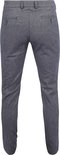Achterkant van de donkerblauwe chino broek, met twee paspelzakken met knoop en gedetailleerde weving.