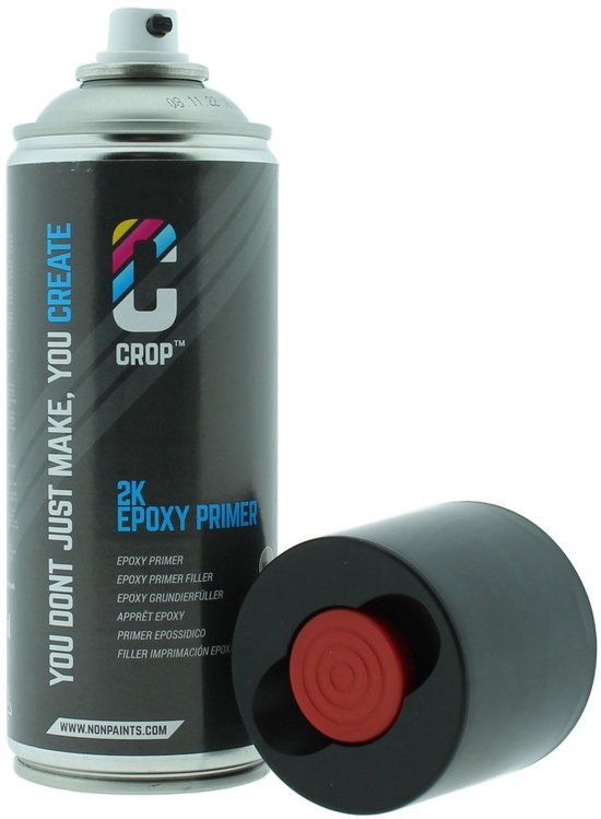 Zwarte spuitbus '2K EPOXY PRIMER' van CROP, met de dop ernaast. Bevat een rode dop.
