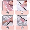 Vier afbeeldingen die het aanbrengen van pastelkleurige bijbel tabstickers demonstreren, met titels zoals 'Job', 'Psalms', 'Proverbs'.