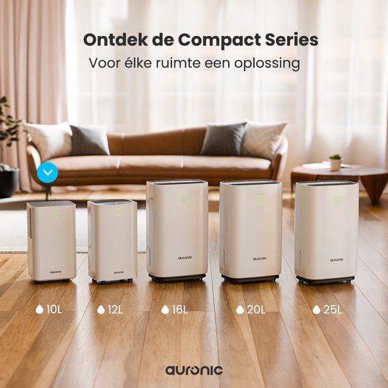 Vijf witte Auronic luchtontvochtigers van de Compact Series, variërend in grootte van 10L tot 25L, staan opgesteld op een houten vloer voor een bank.