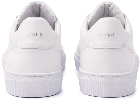 Achterkant van witte leren VANLIER sneakers met VNLR-logo in reliëf op de hiel.