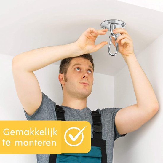 Man monteert zilverkleurige plafondhaak met karabijnhaak aan het plafond. Tekst: 'Gemakkelijk te monteren'.