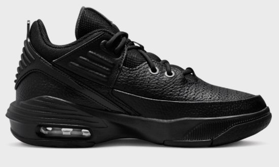Zij-aanzicht van een zwarte Jordan Max Aura 5 sneaker met geribbelde details op de hiel en een Air-unit in de zool.