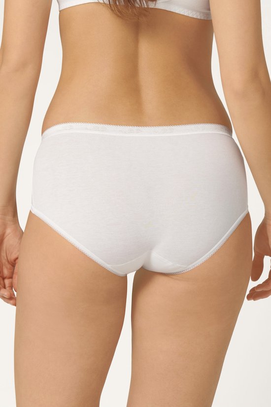 Witte midi slip van achteren gezien, met kanten boord aan de taille en beenopeningen.