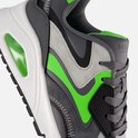Detail van grijze sneaker met neon groene en lichtgrijze panelen, veters en SKECHERS logo.
