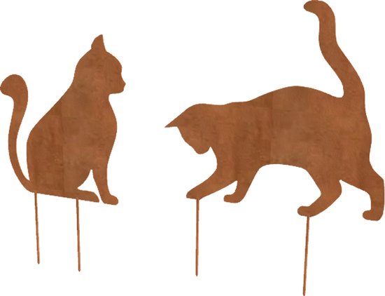 Twee roestkleurige metalen katten, zittend en lopend, op witte achtergrond.