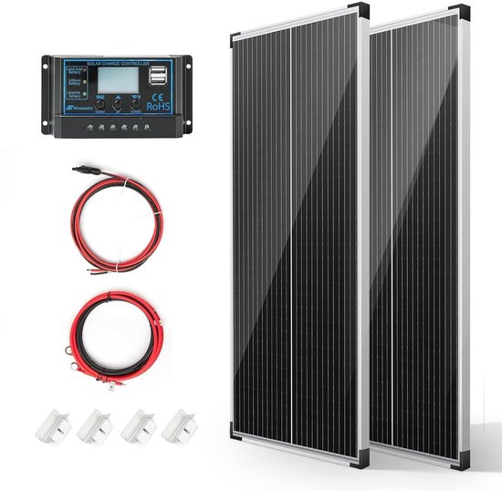 Twee verticale zonnepanelen naast een zwarte zonne-laadregelaar met kabels en montagemateriaal.