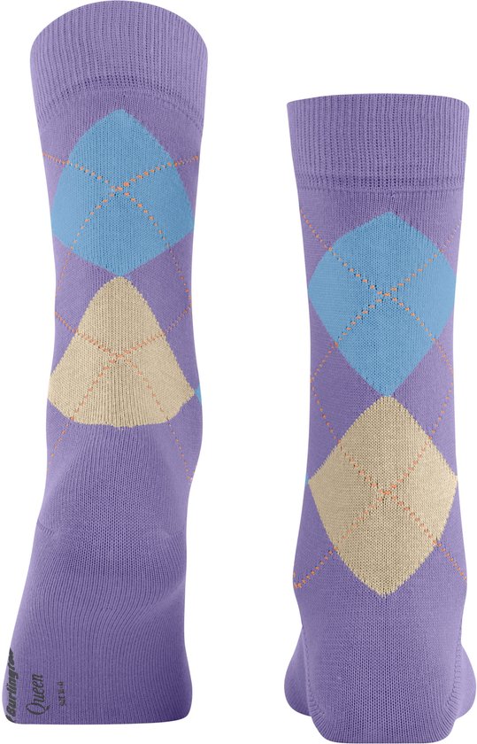 Achterkant paar paarse sokken met ruitenpatroon in lichtblauw, beige en oranje stiksels.