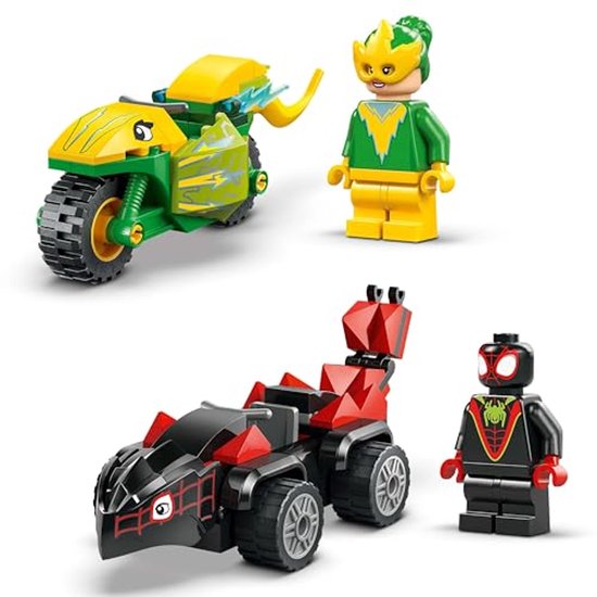 LEGO-set met een groene motor, een rode racewagen en minifiguren.