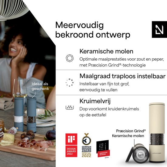Twee LARS NYSØM zout- en pepermolens met keramische molen. Grijze en beige molens op een tafel met hapjes. "Meervoudig bekroond ontwerp"