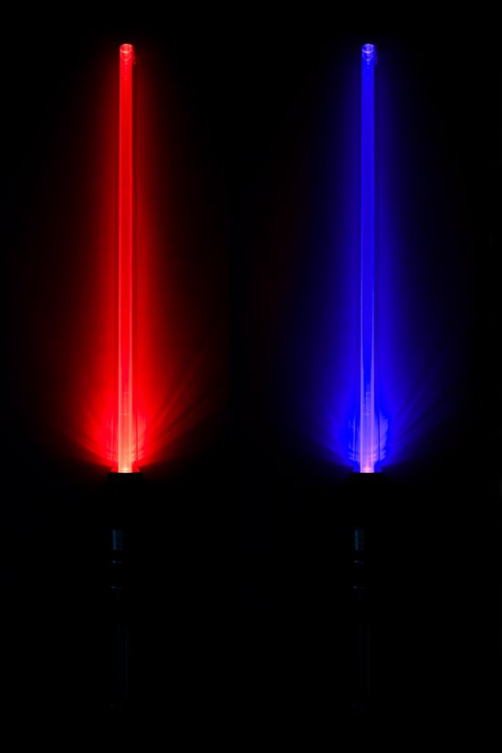 KIMU Lightsaber 2.0 66 cm - 2 stuks Koppelbaar - Zwart Handvat Koppelen Lichtzwaard Space Star - Licht Zwaard LED Gekleurde Lamp Stok Lampjes Star Gekleurd Wars Sinterklaas Kado