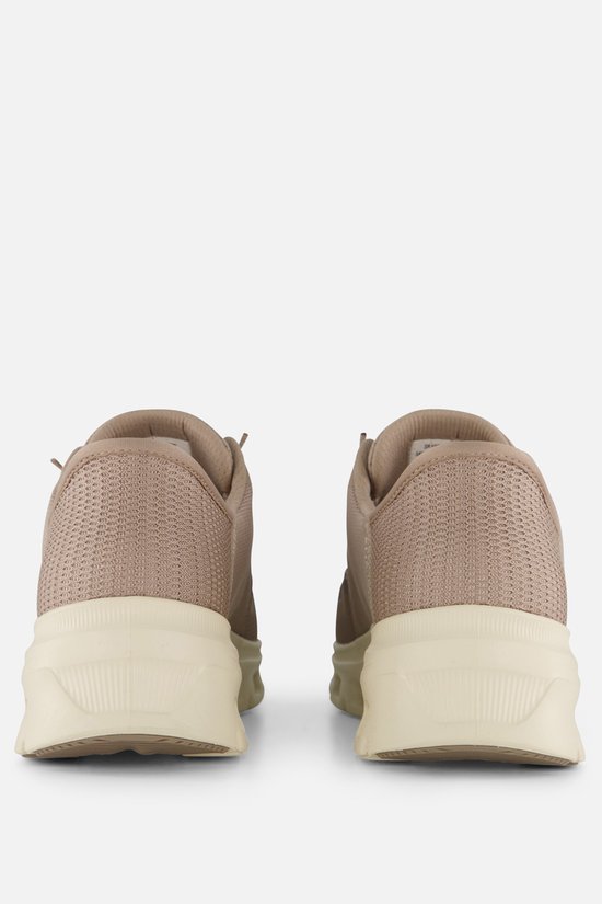 Achterkant van twee beige Skechers Slip-ins sneakers met mesh en dikke witte zolen.