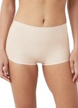Nude short gedragen door een model.