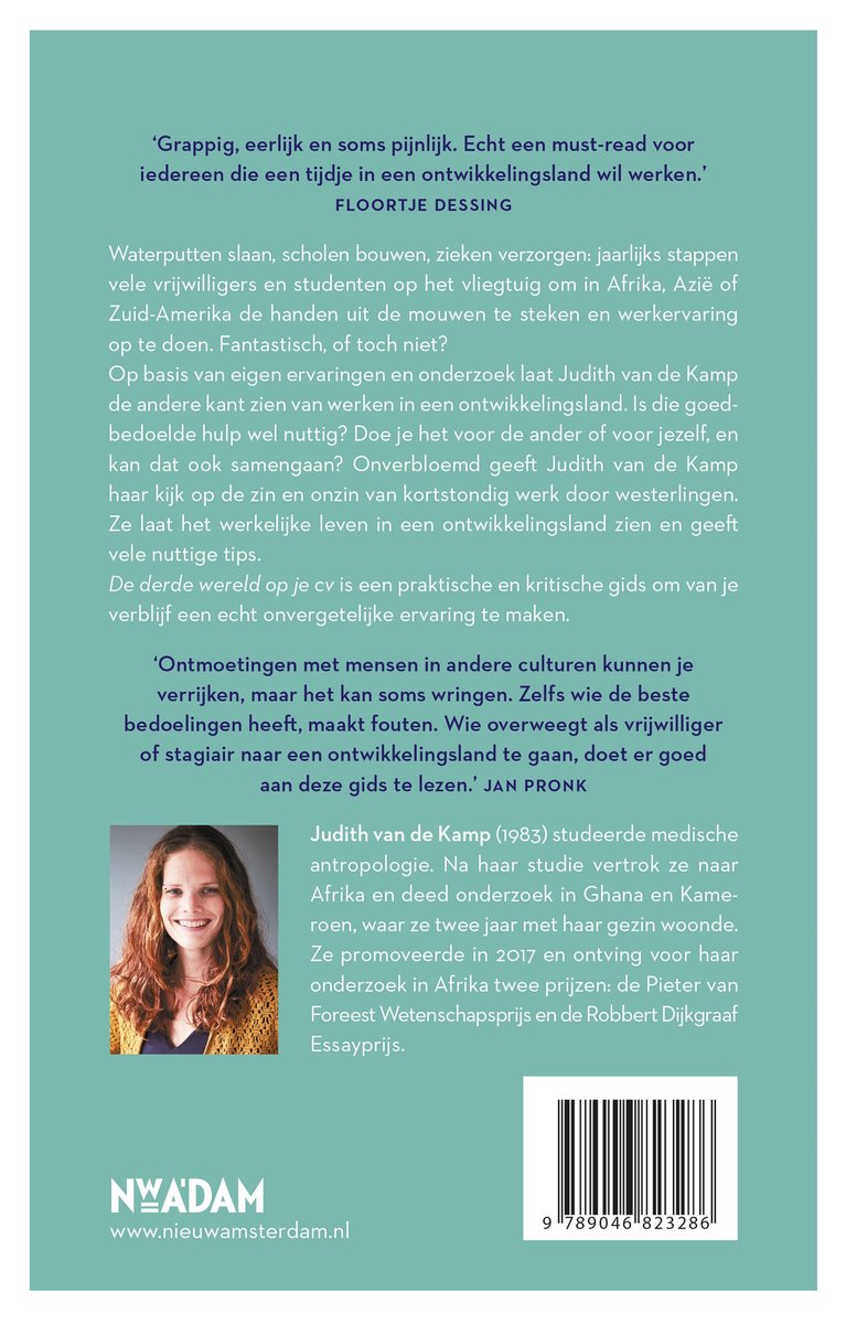 Een glimlachende vrouw met bruin haar, gekleed in een wit shirt, staat voor een groene achtergrond.