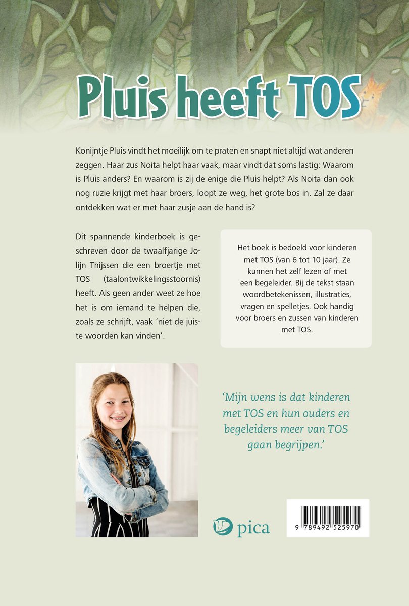 Een meisje met blond haar in een spijkerjasje zit glimlachend op de grond.