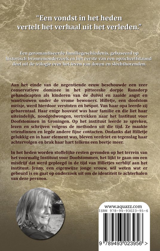 Een vrouw met kort blond haar, glimlachend, met tekst over een boek.