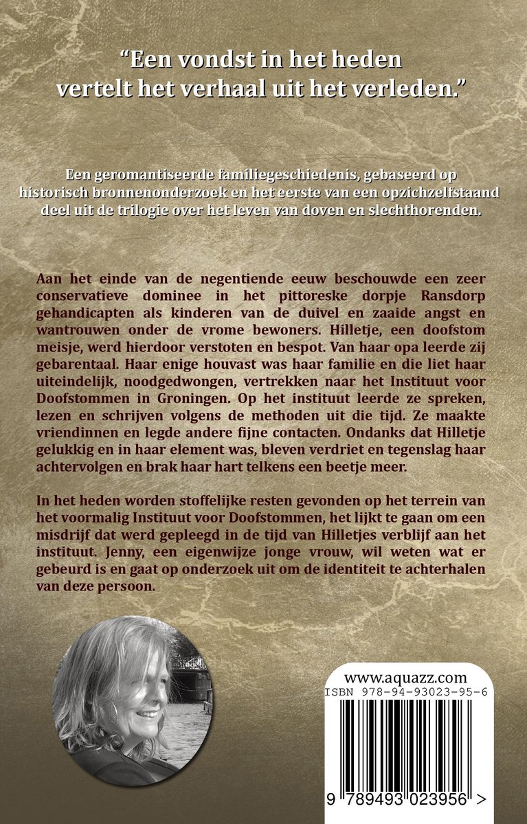 Een vrouw met kort blond haar, glimlachend, met tekst over een boek.