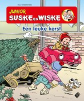 Suske en Wiske rijden in een rode auto met een kerstboom op een kar. Een hondje ligt op de grond.