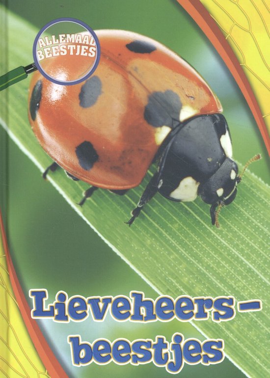 Een close-up van een oranje lieveheersbeestje met zwarte stippen op een groen blad. Bovenin staat "ALLEMAAL BEESTJES".