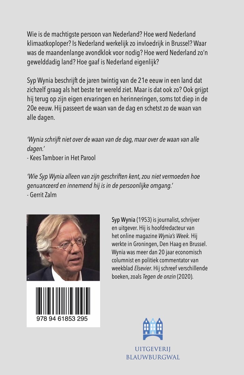 Portret van Syp Wynia met bril en grijs haar. Links een boekcover met tekst.