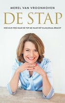 Boekomslag 'De Stap' met Merel van Vroonhoven, in lichtblauwe blouse, lachend.