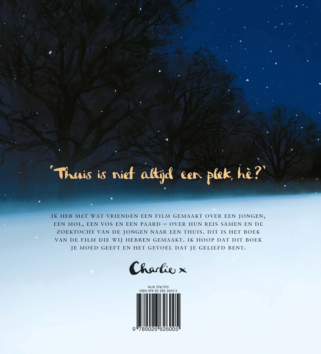 Achterkant boek "De Jongen, de Mol, de Vos en het Paard" met tekst en een winterse boom.