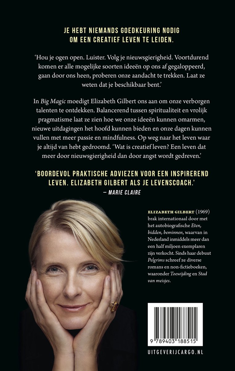 Portret van Elizabeth Gilbert die haar handen onder haar kin houdt, met tekst "JOU HEBT NIEMANDS GOEDKEURING NODIG OM EEN CREATIEF LEVEN TE LEIDEN."